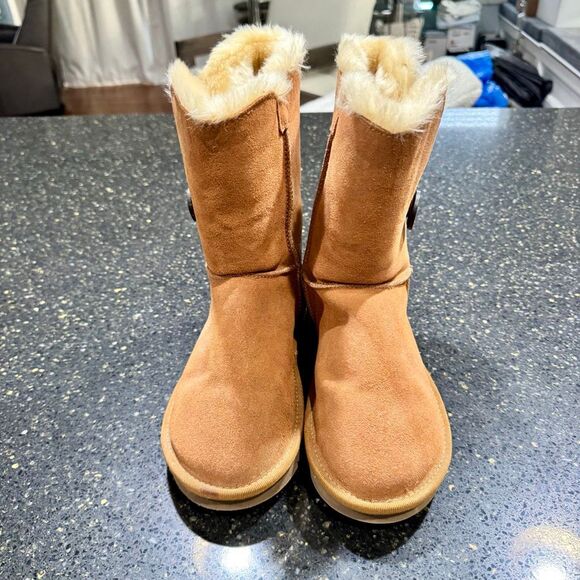 UGG Classic Short Bailey Button Boot. Size 7. - Picture 2 of 9